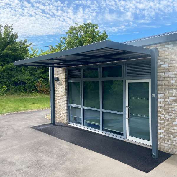 FalcoSpan Overdækninger Skaber Sikker og Stilfuld Indgang på Mark Way School